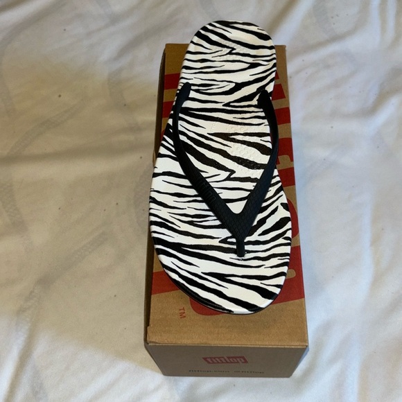 NWT Womens Fitflop Iqushion Flip Flops MSRP $38 Zebra print - Picture 4 of 9